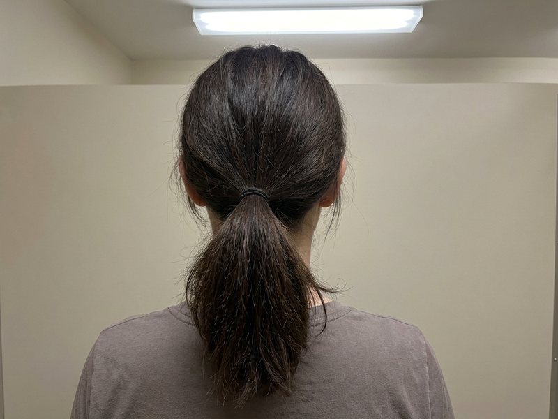 Rabo de cavalo baixo e fino, cabelo sem brilho